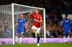 Javier Hernandez merayakan gol yang dibuatnya di menit ke-43. Shaun Botterill/Getty Images.