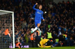 Eden Hazard melakukan selebrasi setelah sukses mengeksekusi penalti di menit ke-90. Shaun Botterill/Getty Images.