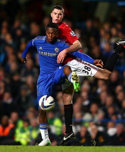 Daniel Sturridge berebut bola dengan Michael Keane. Dalam pertandingan ini, Sturridge membobol gawang MU di menit ke-97. Clive Rose/Getty Images.