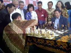  Buka Turnamen Catur Penggali Kubur, Jokowi Tanding Lawan Adik Prabowo