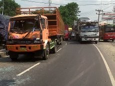 Sempat Terjepit, Sopir Truk Selamat dalam Tabrakan di Semarang