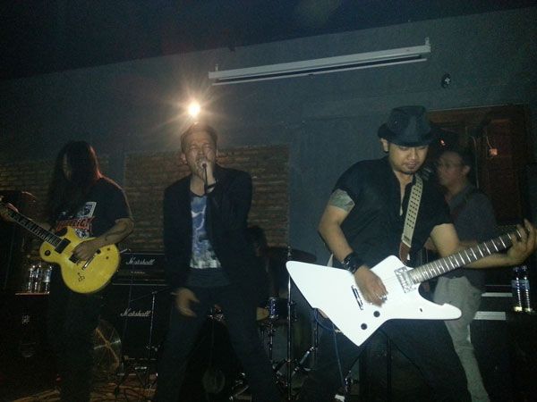 Konser Solidaritas Untuk Tony Roxx di Borneo Beerhouse