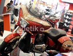 Moge Amerika Berbaju Batik Projo