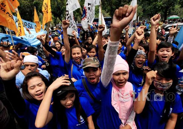 Ratusan Buruh Berdemo di Balai Kota