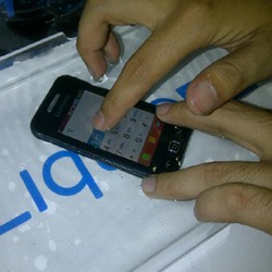 Byurrr... Teknologi Nano Bikin Ponsel Biasa Jadi Tahan Air