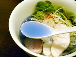 Uniknya Ramen Dingin Berkuah Biru