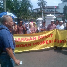 Tunjangan Profesi tak Utuh, Guru Gelar Aksi di Gedung Sate