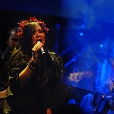 Nishkala Sarasvati, Konser Kaya Kejutan