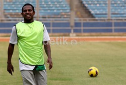 Senyuman khas Okto saat jalani sesi latihan timnas di Stadion Utama Gelora Bung Karno Senayan, Jakarta, Kamis (01/112012).