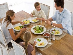 Makan Bersama Keluarga Cegah Obesitas Pada Anak