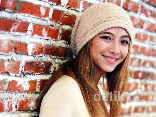 Rambut Pirang dan Topi Kupluk Nadia Vega