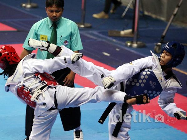 Atlet Taekwondo Adu Ketangkasan di YUTI Cup I