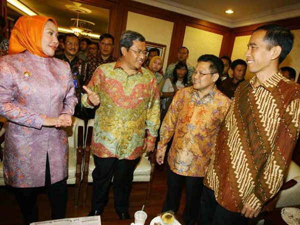 Menakertrans dan 3 Gubernur Bahas UMP