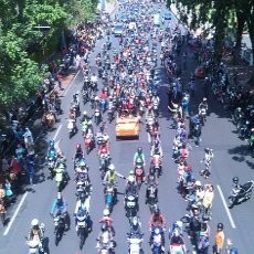 Warga Menyemut di Tepi Jalan Sambut Konvoi Sule Cs