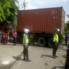 Rem Blong, Truk Lindas Becak