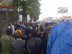 Satpol PP Larang Pasar Rakyat, Ratusan Pedagang di Bogor Protes