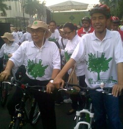 Jokowi: DKI Harus Beli Lahan Sebanyak-banyaknya untuk Ruang Hijau