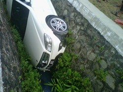 Mercy Putih Nyungsep di Selokan Dekat Pasar Puri Kembangan