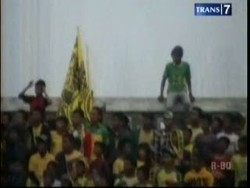 Suporter Sepakbola Jatuh dari Tribun