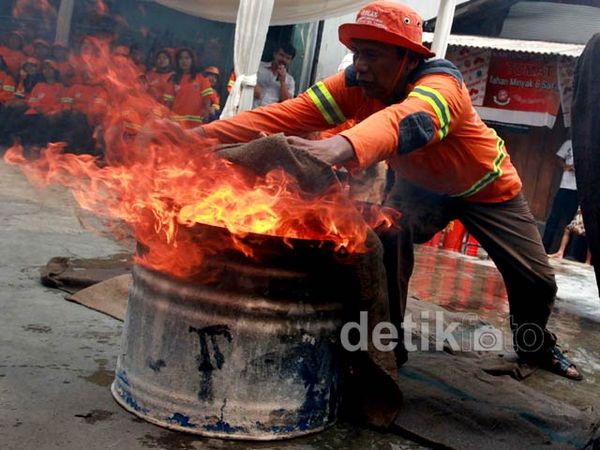 Warga Angke Siap Padamkan Si Jago Merah