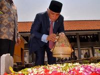Hatta Rajasa Ziarah ke Makam Gus Dur