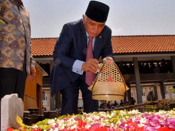 Hatta Rajasa Ziarah ke Makam Gus Dur