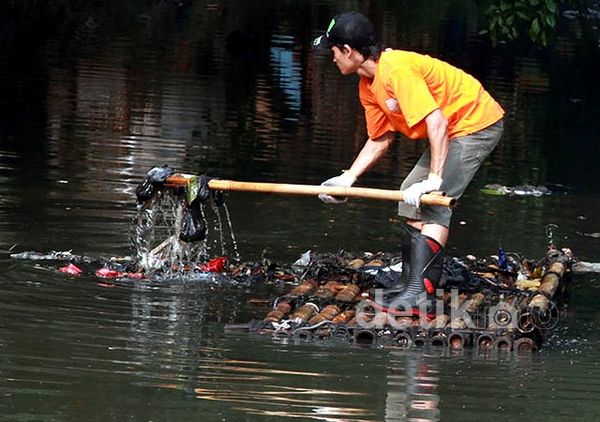 Antisipasi Banjir, Warga Bersihkan Kali Angke