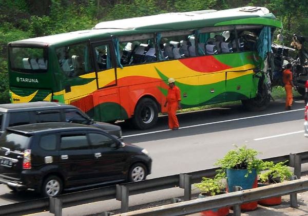 Bus Taruna Tabrak Dinding Terowongan Tol Semarang
