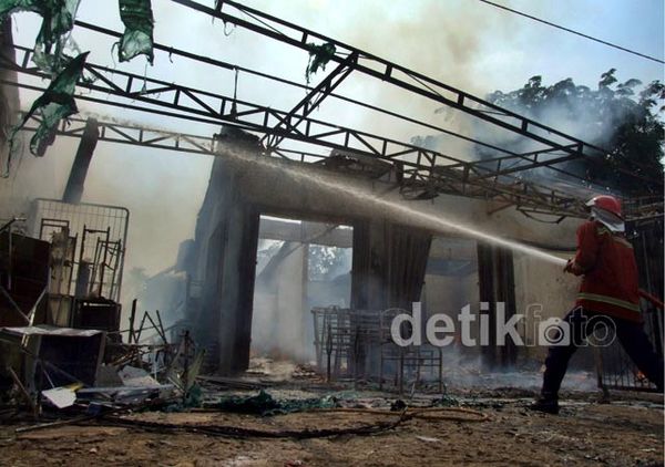 Toko Mebel di Cisauk Ludes Terbakar