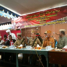 Polisi Kenakan Baju Pejuang Sambut Hari Pahlawan