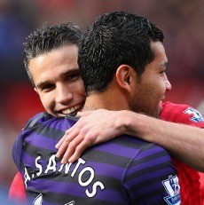Santos Sudah Dapat Kaus Van Persie Saat Half Time