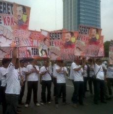  Dukung Nyanyian Dahlan, 50 Orang Berpita Hitam Geruduk DPR