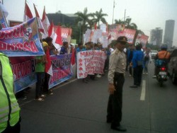 Mahasiwa Pendukung Dahlan Tutup Jalan di Depan Gedung DPR