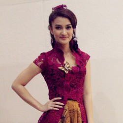 Atiqah Hasiholan Anggun Berkebaya