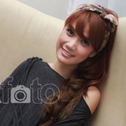 Devi Eks Cherrybelle Cantik di Video Klip In Love With You