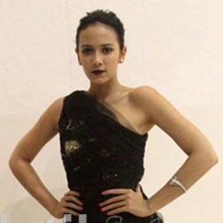 Nadine Alexandra Tampil Misterius