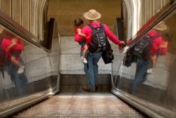 Perhatikan Hal ini Jika Bawa Anak Naik Eskalator