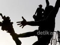Santai Sejenak di Puncak Tugu Selamat Datang