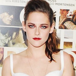 Kristen Stewart Tampil Hot di Pemutaran On the Road