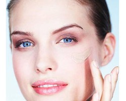 Trik Menghilangkan Lingkar Hitam Mata dengan Teknik Make-up