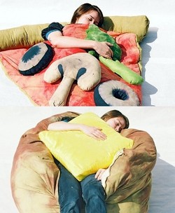 Yuk, Tidur di Atas Burger Dengan Sprei Waffle dan Bantal Pancake!