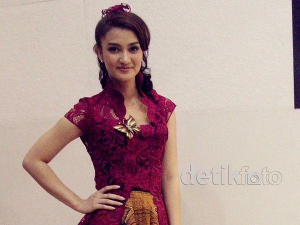 Atiqah Hasiholan Anggun Berkebaya