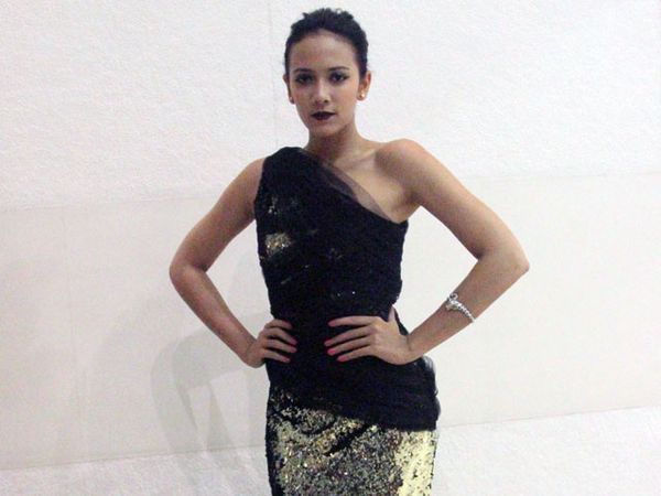 Nadine Alexandra Tampil Misterius