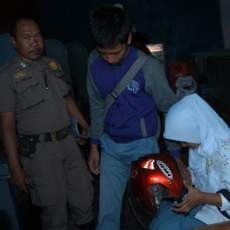 Bolos Sekolah, Dua Pelajar Malah Asyik Bermesraan di Warnet