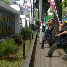 Demo Korupsi Bansos, Kantor Kejati Dilempari Telur Busuk