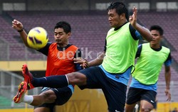 Pemain dari Semen Padang Wahyu Wijiasnanto (kiri), berjibaku dengan Bambang Pamungkas saat mengikuti latihan di Stadion Utama GBK, Senayan, Jakarta.
