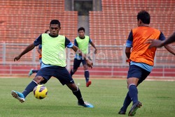 Para pemain Semen Padang mengikuti latihan dalam rangka persiapan Piala AFF 2012.