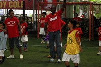 Andy Cole yang beberapa kali memperlihatkan kemampuannya di depan anak-anak tersebut juga mengajarkan beberapa tehnik dasar bermain bola. (dok Chevrolet)