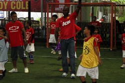 Andy Cole yang beberapa kali memperlihatkan kemampuannya di depan anak-anak tersebut juga mengajarkan beberapa tehnik dasar bermain bola. (dok Chevrolet)