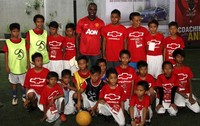 Selain Andy Cole, hadir juga pemain timnas Indonesia, Ramdhani Lestaluhu. Mereka tampak berfoto bersama. (dok Chevrolet)